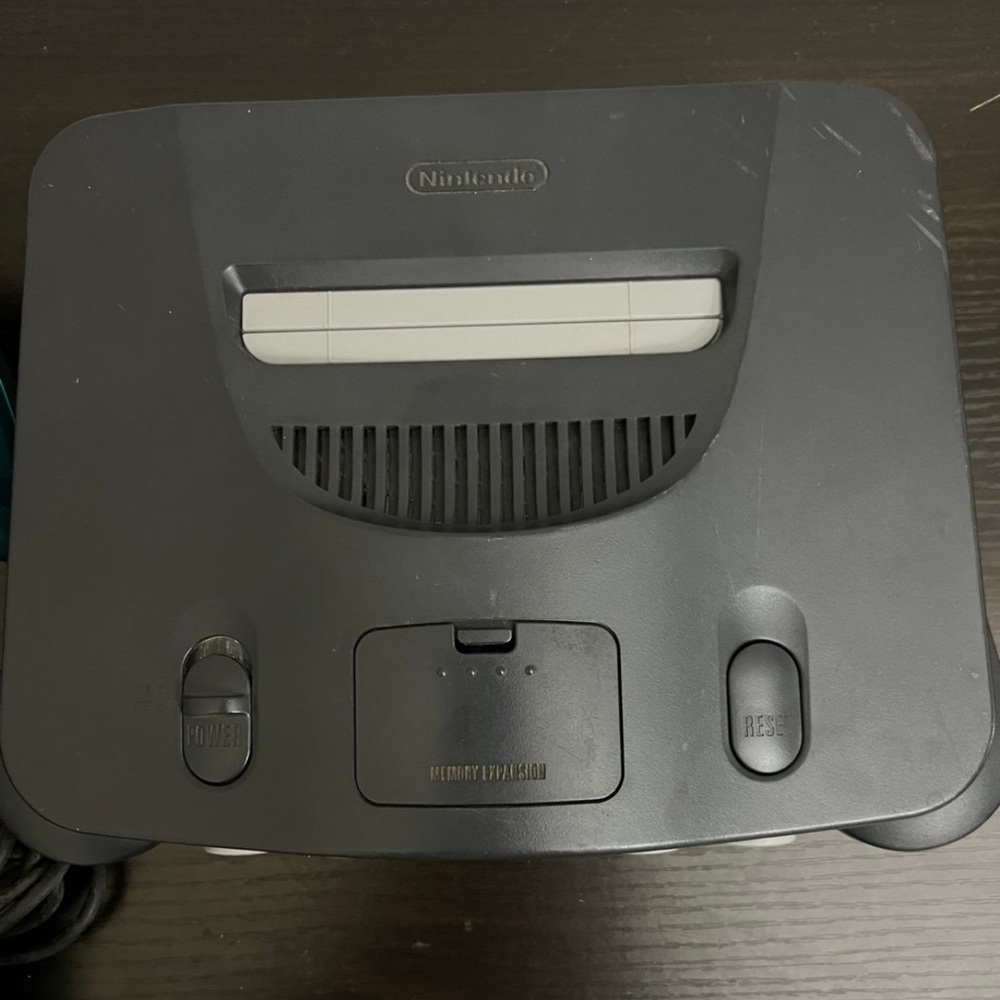 Nintendo 64 with 2 controllers - Picture 2 of 7